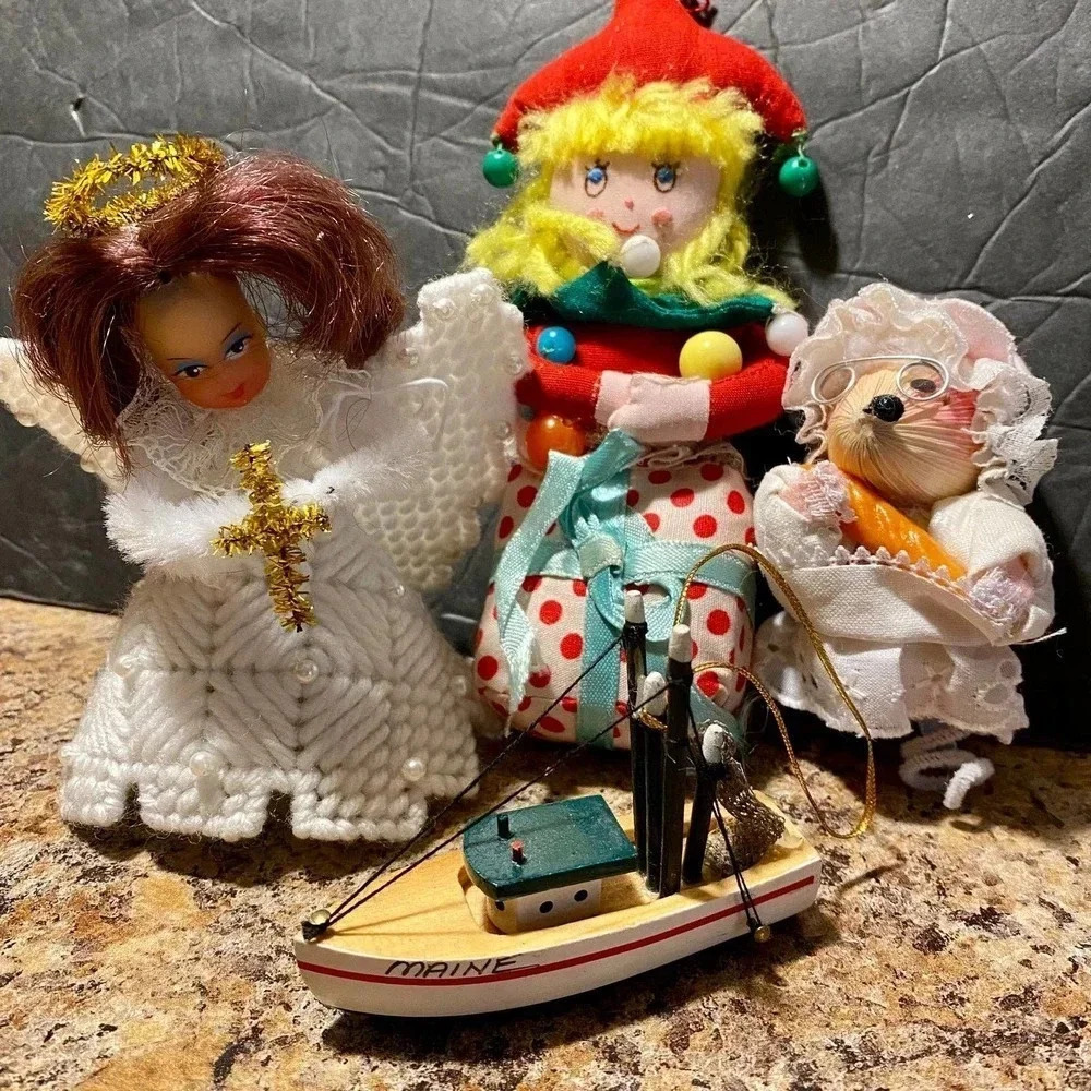 4 Pieces Lot of Christmas Ornaments/ Decor